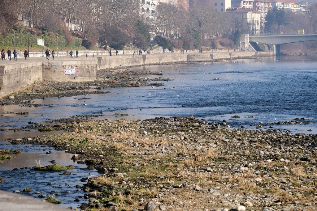 Una veduta del fiume Po in secca a Torino, 22 gennaio 2022.
ANSA/ALESSANDRO DI MARCO