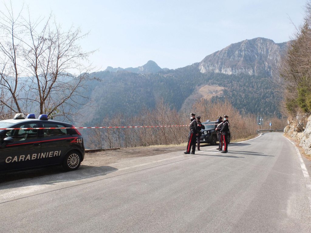 I carabinieri sul luogo dove è stato rinvenuto il cadavere di una donna,  Borno (Paline), 21 Marzo 2022. Ansa/ Filippo Venezia