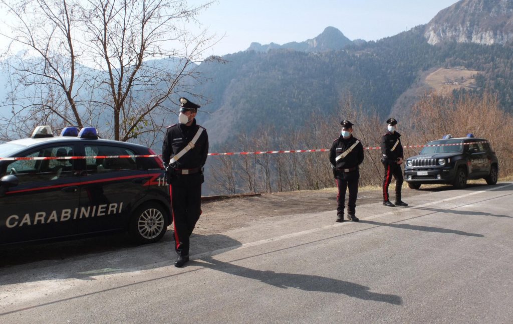 I carabinieri sul luogo dove è stato rinvenuto il cadavere di una donna,  Borno (Paline), 21 Marzo 2022. Ansa/ Filippo Venezia