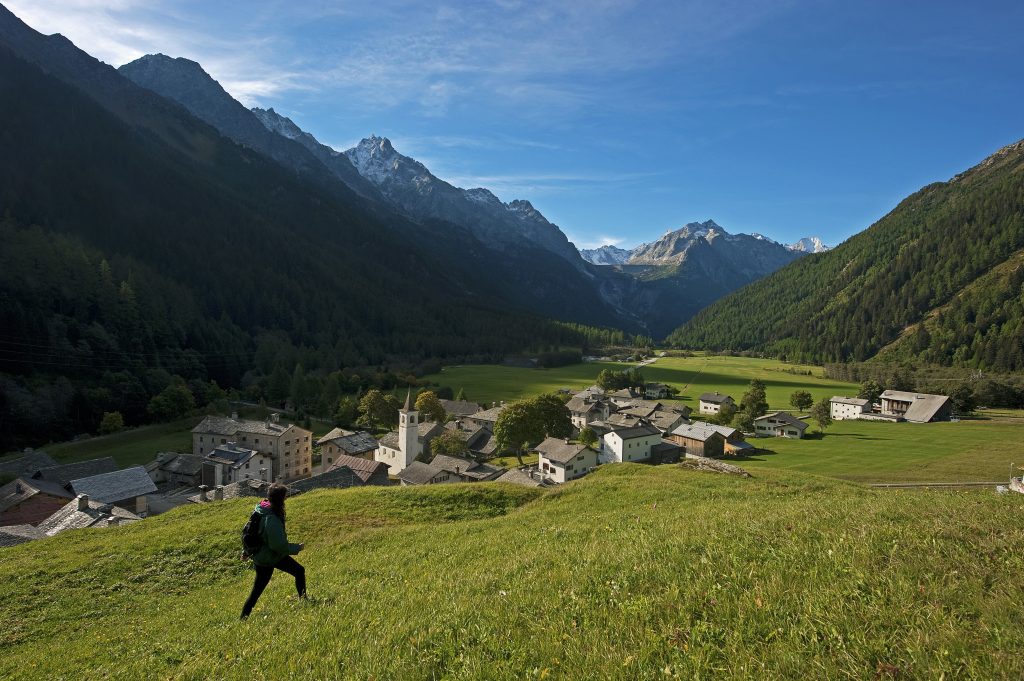 Lungo il primo tratto della Via Panoramica, che dal Maloja scende sull’abitato di Casaccia, si gode
la vista lontana del Pizzo Bacone
(3244 m) e della diga dell’Albigna, dominata dai Pizzi di Cacciabella
(2980 m e 2969 m) e dal Badile (3308 m). Foto Livio Piatta