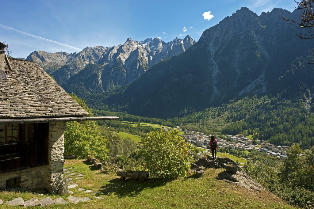 La salita da Vicosoprano (visibile
nel fondovalle) all’alpeggio
di Durbegia, sullo sfondo del Gruppo dell’Albigna. Foto Livio Piatta