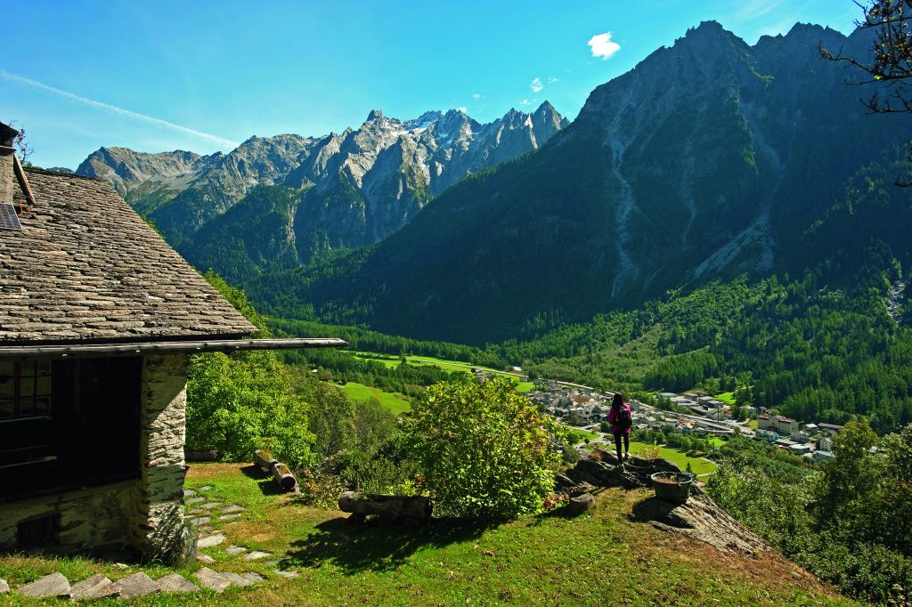 La salita da Vicosoprano (visibile nel fondovalle) all’alpeggio di Durbegia, sullo sfondo del Gruppo dell’Albigna. Foto @ Livio Piatta