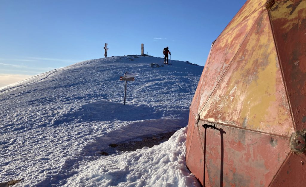 La vetta di Monte Amaro e il bivacco Pelino