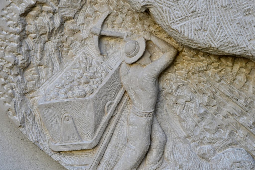 Lettomanoppello, bassorilievo di un minatore