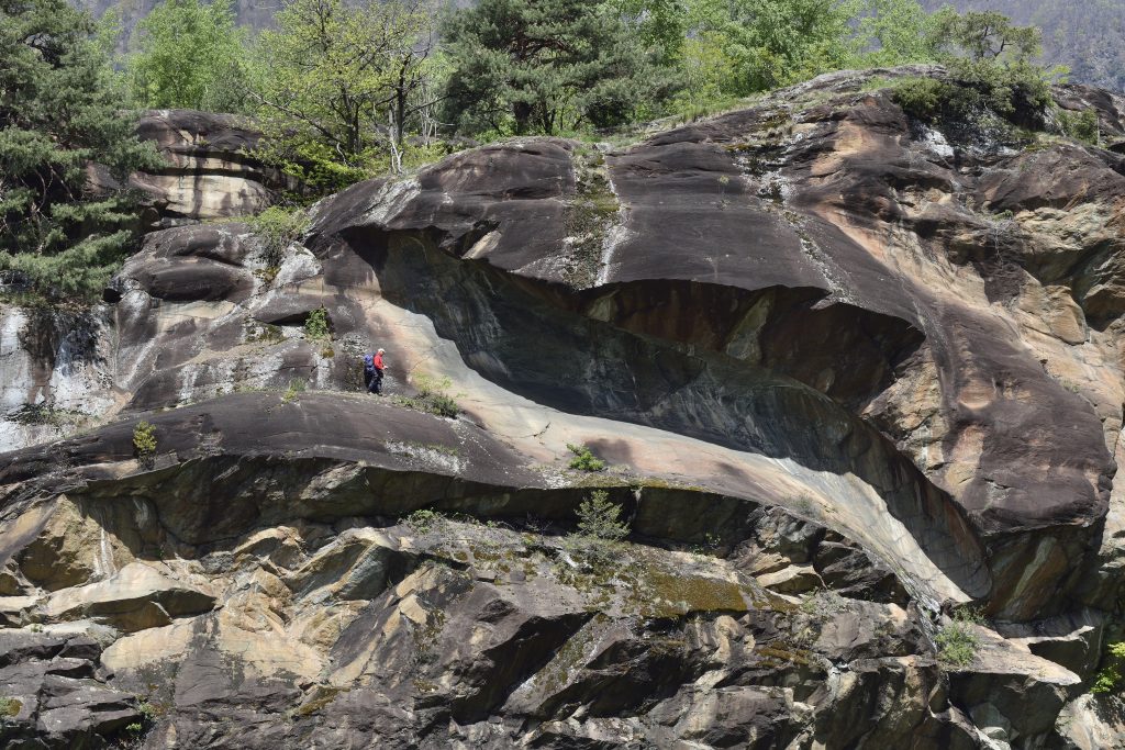 Escursionisti nella Riserva naturale delle Marmitte dei Giganti, tra le rocce levigate dagli antichi ghiacciai. Foto Mauro Lanfranchi