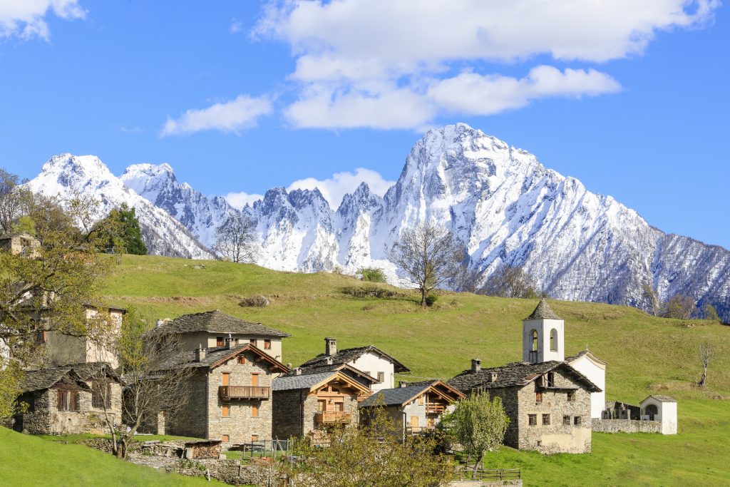 Adagiato su un altopiano, a una quota di 1072 metri, il piccolo villaggio rurale
di Dalò si offre come uno splendido balcone panoramico affacciato sull’infilata di vette
comprese tra il Pizzo di Prata (2727 m) e il Pizzo Badile (3308 m). Foto Roberto Moiola/ClickAlps