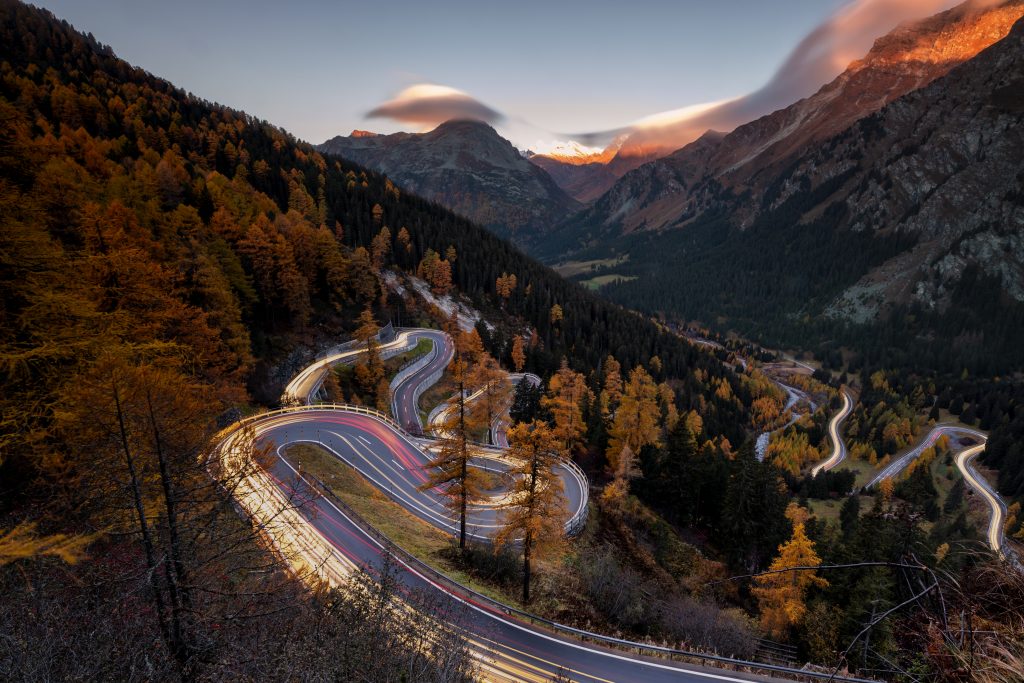 I 15 tornanti che salgono al Passo del Maloja dalla Bregaglia. La strada fu costruita nel 1828 e solo nel 1925 venne aperta
al traffico automobilistico. Foto Roberto Moiola/ClickAlps