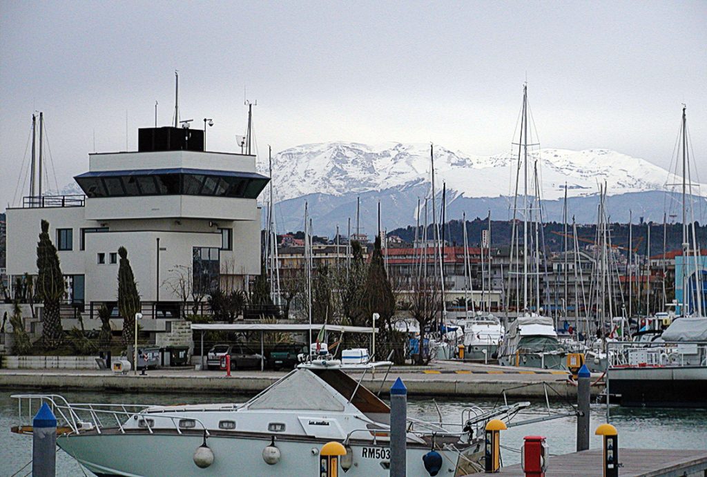 Maiella dal porto di Pescara. foto Wikimedia Commons