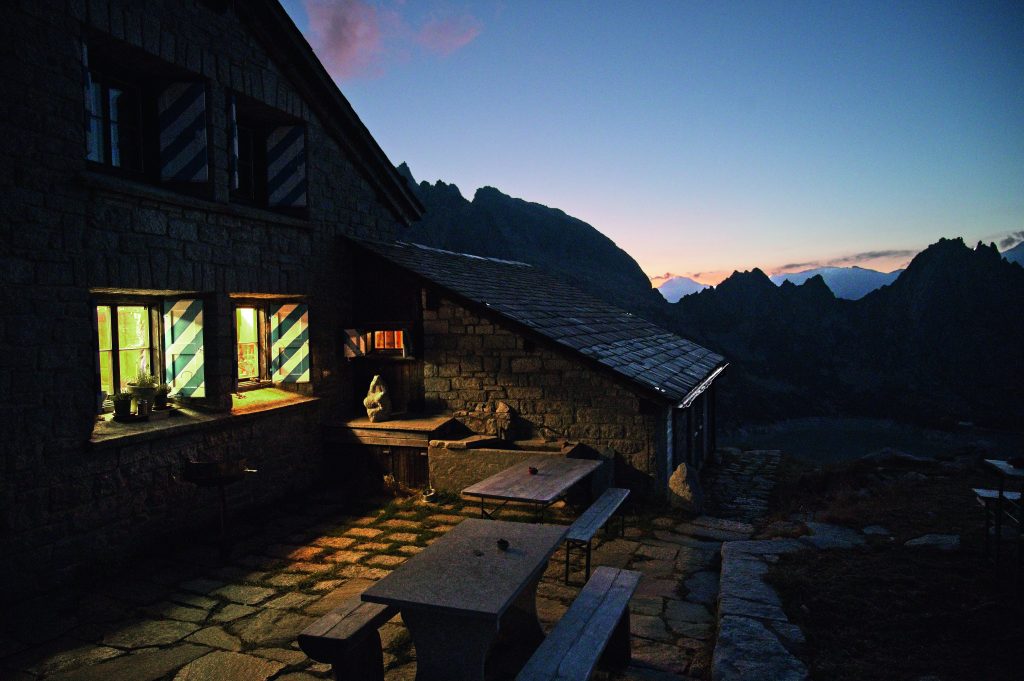 Ritratto notturno alla capanna da l’Albigna (2336 m). Foto @ Umberto Isman
