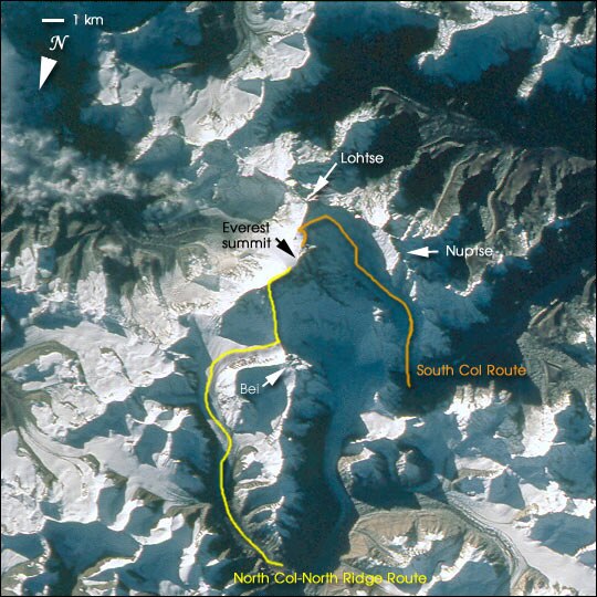 Le due vie principali per il Monte Everest. La spedizione del 1922 tentò di raggiungere la vetta attraverso la parete nord (in giallo). Via wikimedia commons