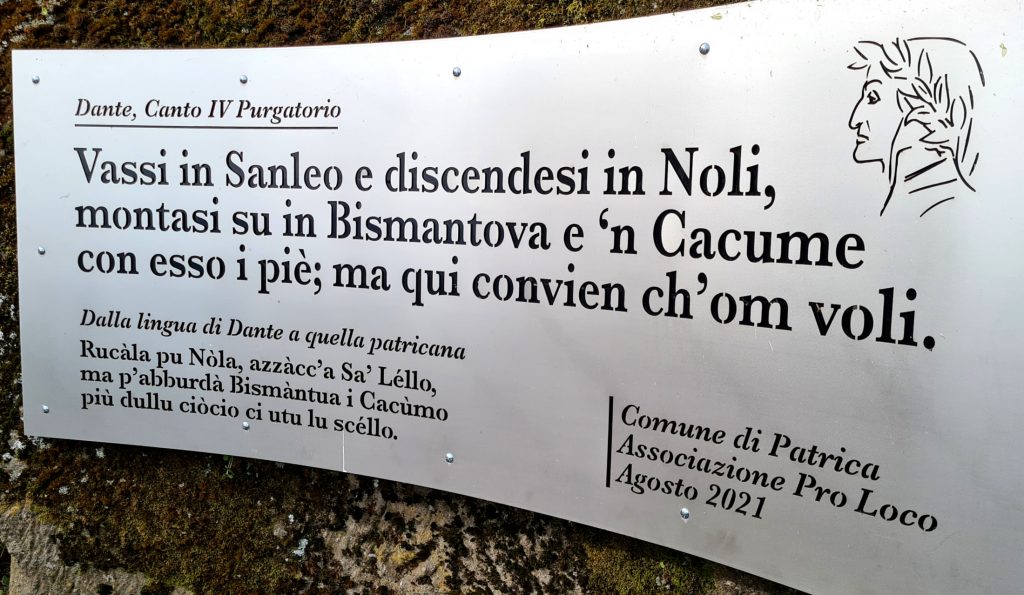 Sentiero di Dante, targa in italiano e patricano