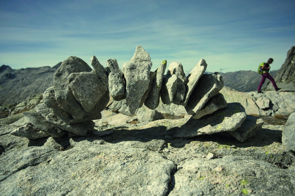 Un ometto artistico sul sentiero verso il Passo di Casnile Sud (2950 m).. Foto @ Umberto Isman