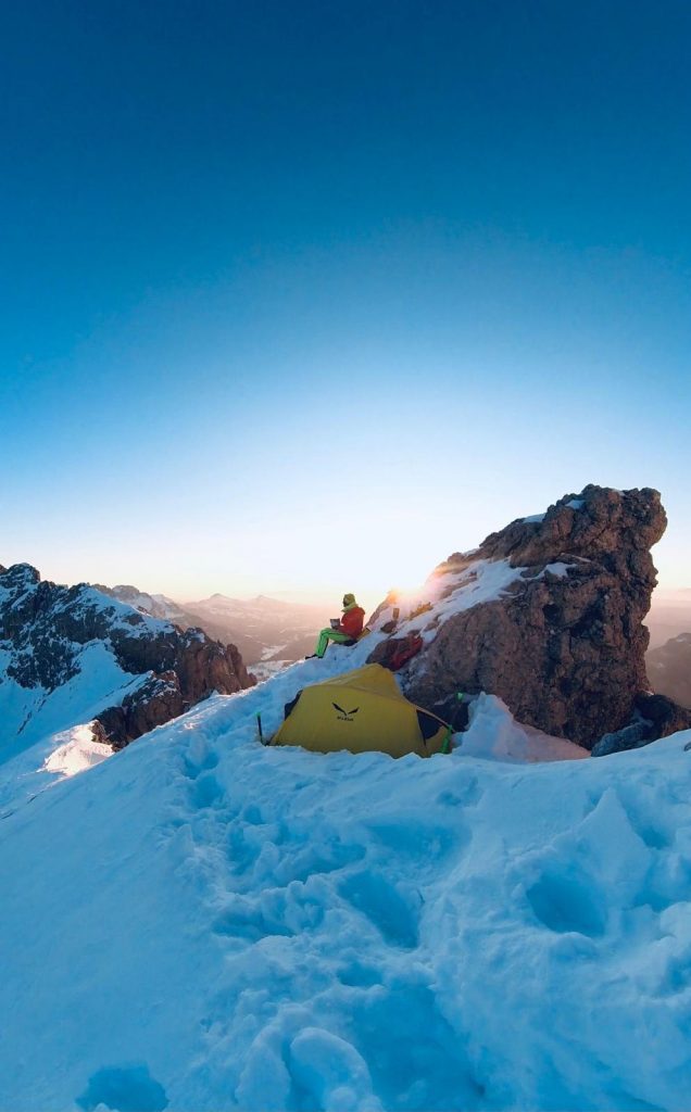 Simon Gietl durante la prima traversata invernale solitaria del Catinaccio. Foto Simon Gietl