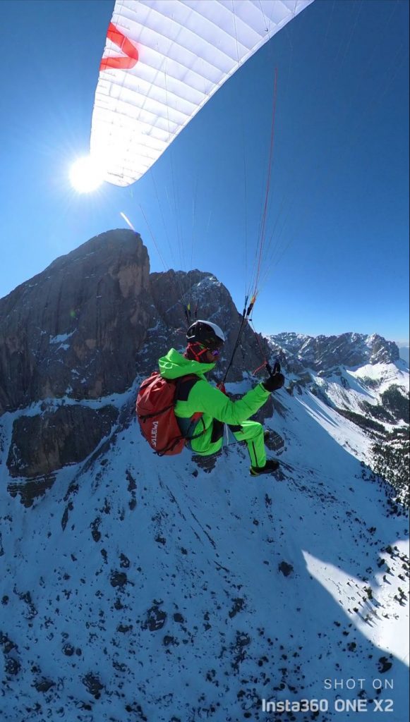 Simon Gietl in volo verso valle dopo la solitaria al Sass de Putia. Foto archivio Simon Gietl