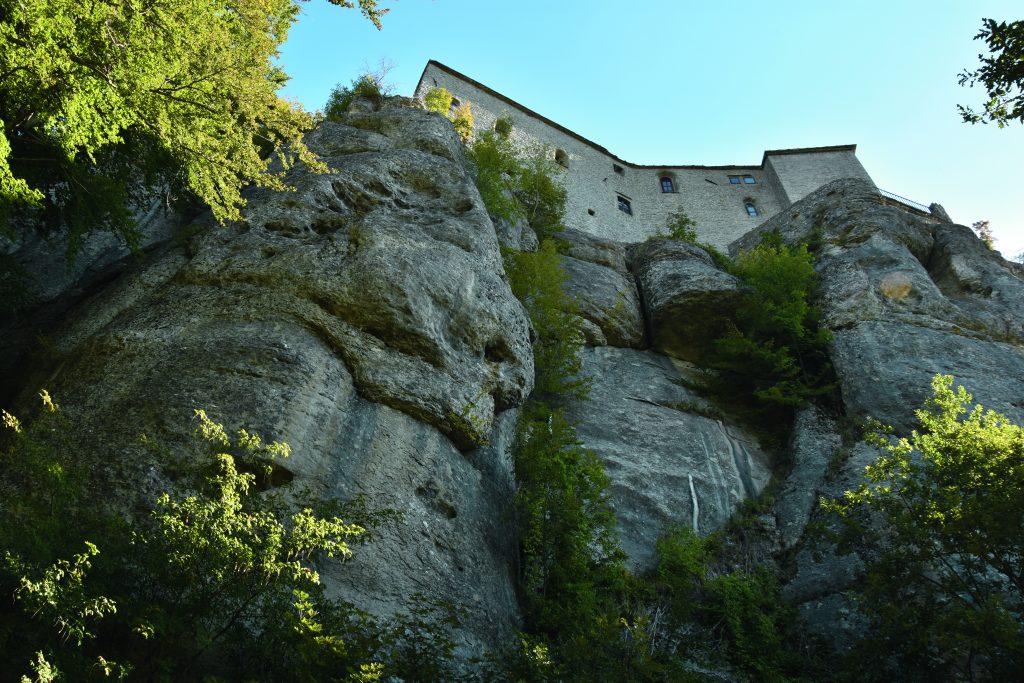 Il santuario della Verna, a pochi chilometri da Chiusi della Verna (Arezzo), sorge sopra quello che Dante definisce il «crudo sasso» incombente sul Casentino. Foto
ROBERTO COPELLO