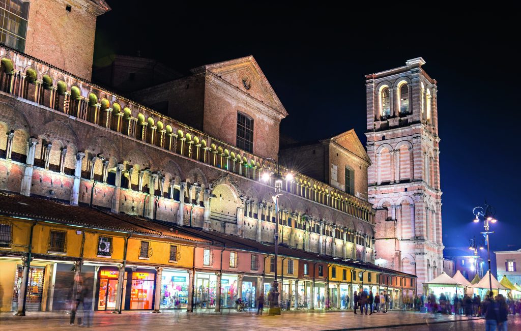 a fiancata della La cattedrale di San Giorgio a Ferrara, lungo piazza Trento e Trieste, è decorata da due logge con colonnette scolpite. In basso corre la Loggia dei Merciai, occupata da negozi fin dai tempi del Medioevo. ISTOCKPHOTO
