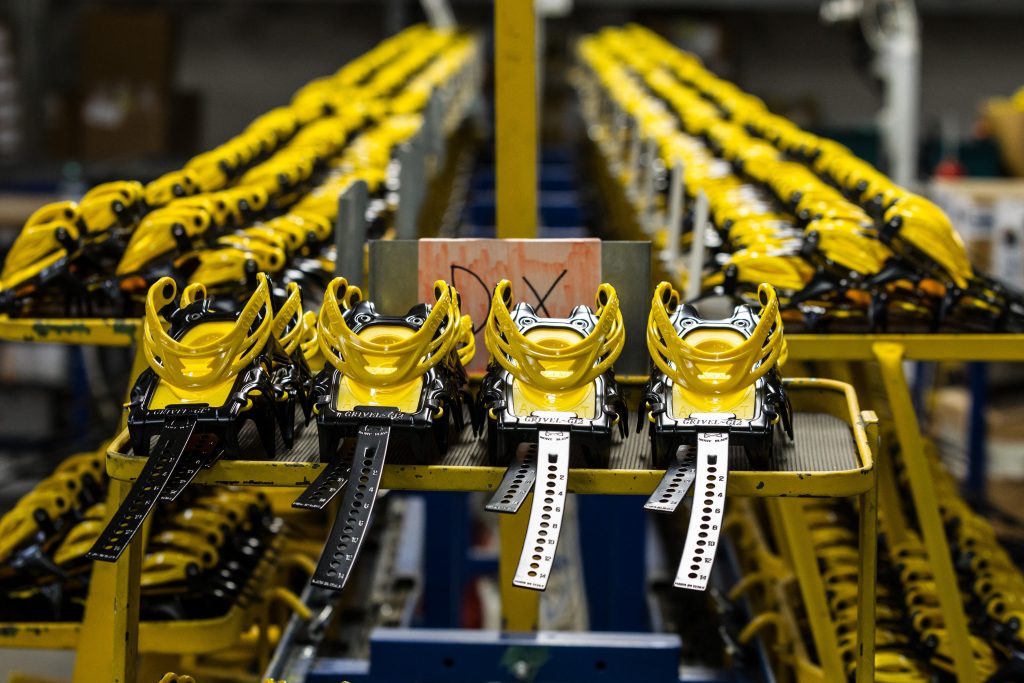 Linea di produzione ramponi Grivel. Foto Lorenzo Belfrond