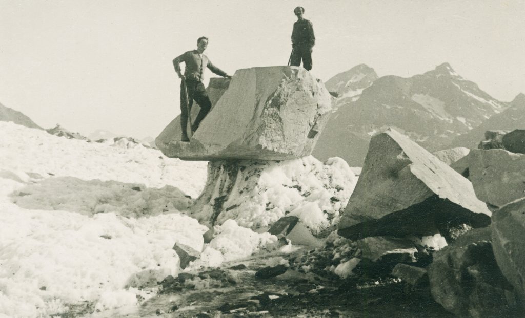 Gressoney-La-Trinité, Plateau del Lys. In piedi a destra Umberto Mònterin