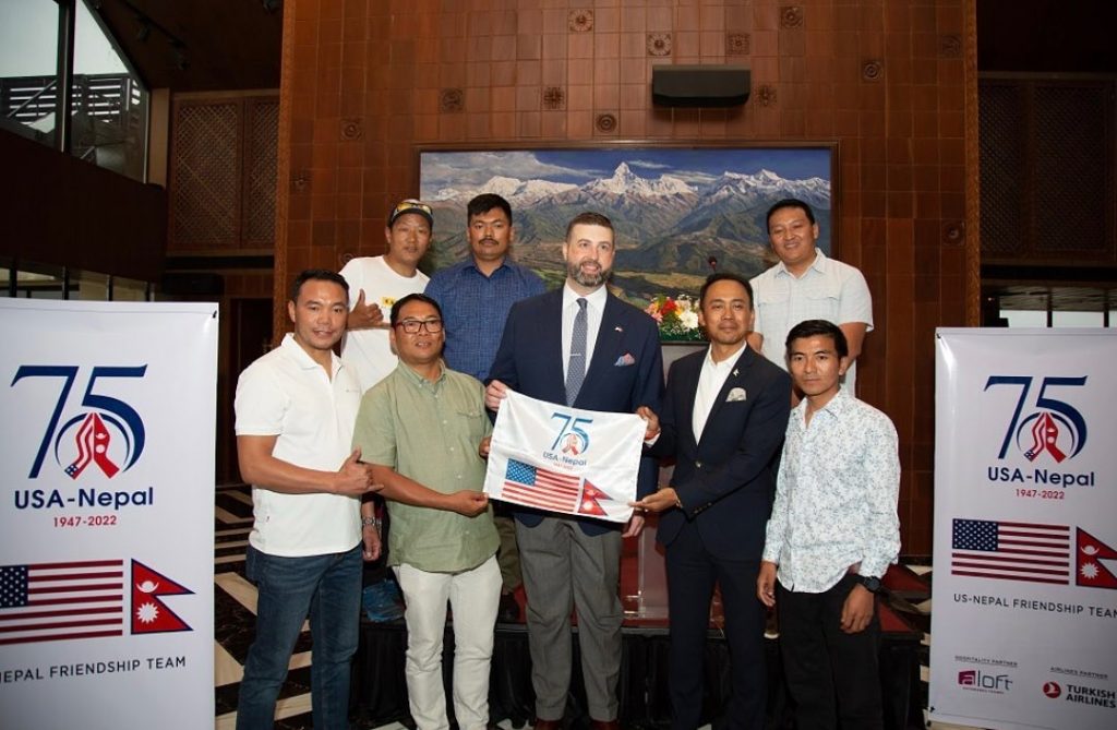 Consegna della bandiera - Foto FB Chhang Dawa Sherpa 
