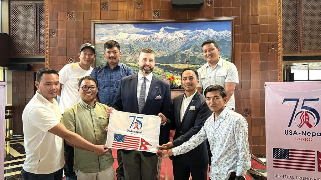 Consegna della bandiera - Foto FB Mingma David Sherpa 
