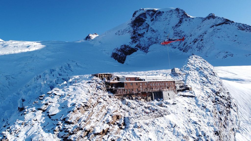 Rifornimenti a Capanna Gnifetti - Foto FB Rifugi Monterosa