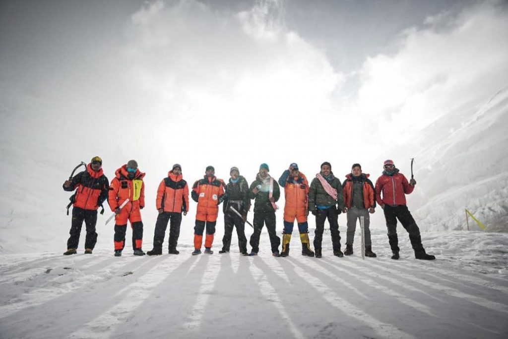 Squadra fissaggio corde Everest. Foto Tashi Sherpa