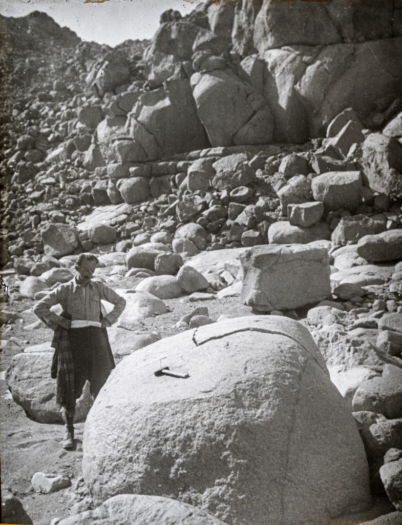 Umberto Mònterin col caratteristico martello da geologo esamina una sienite nel massiccio di Archenu, 40 km a nord di el Auenàt