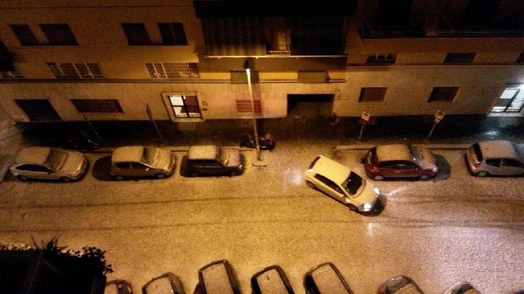 Graupel a Roma - Foto ANSA/ UTENTE FORUM ROMAMETEO.IT