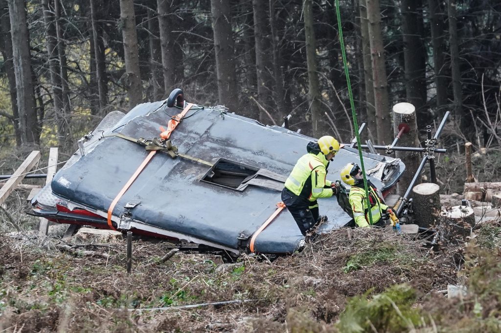 Operazioni di rimozione della cabina precipitata del Mottarone. Foto ANSA