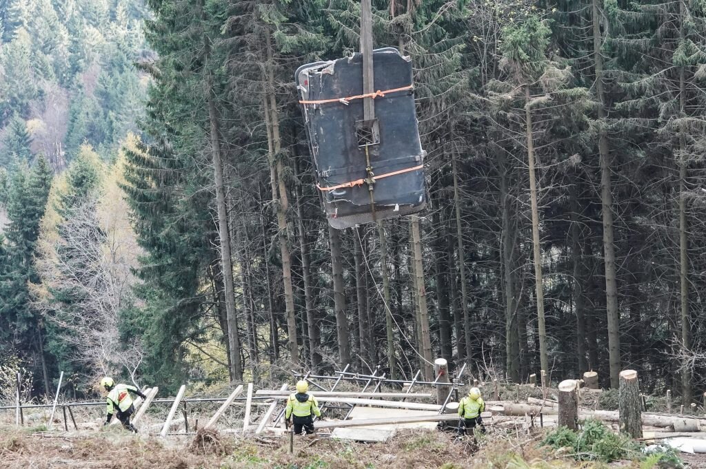 Operazioni di rimozione della cabina precipitata del Mottarone. Foto ANSA