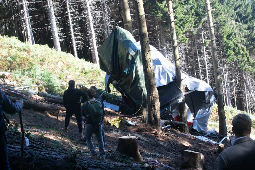 Operazioni di rimozione della cabina precipitata del Mottarone. Foto ANSA