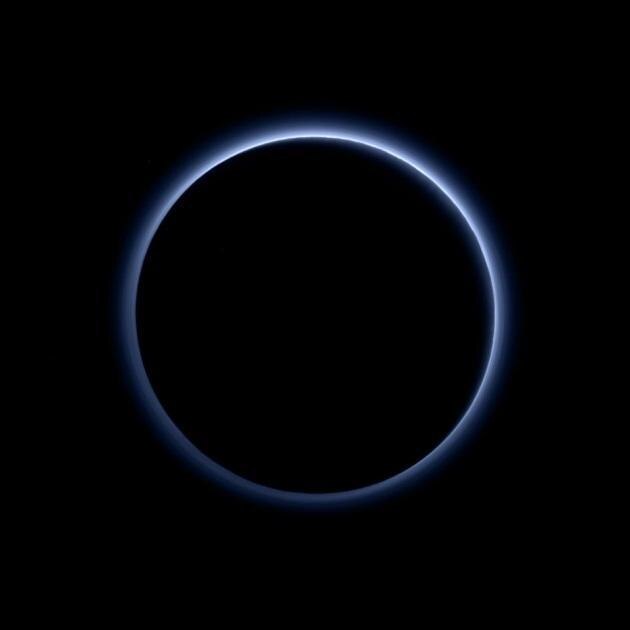 Plutone si tinge di azzurro: è il colore dell