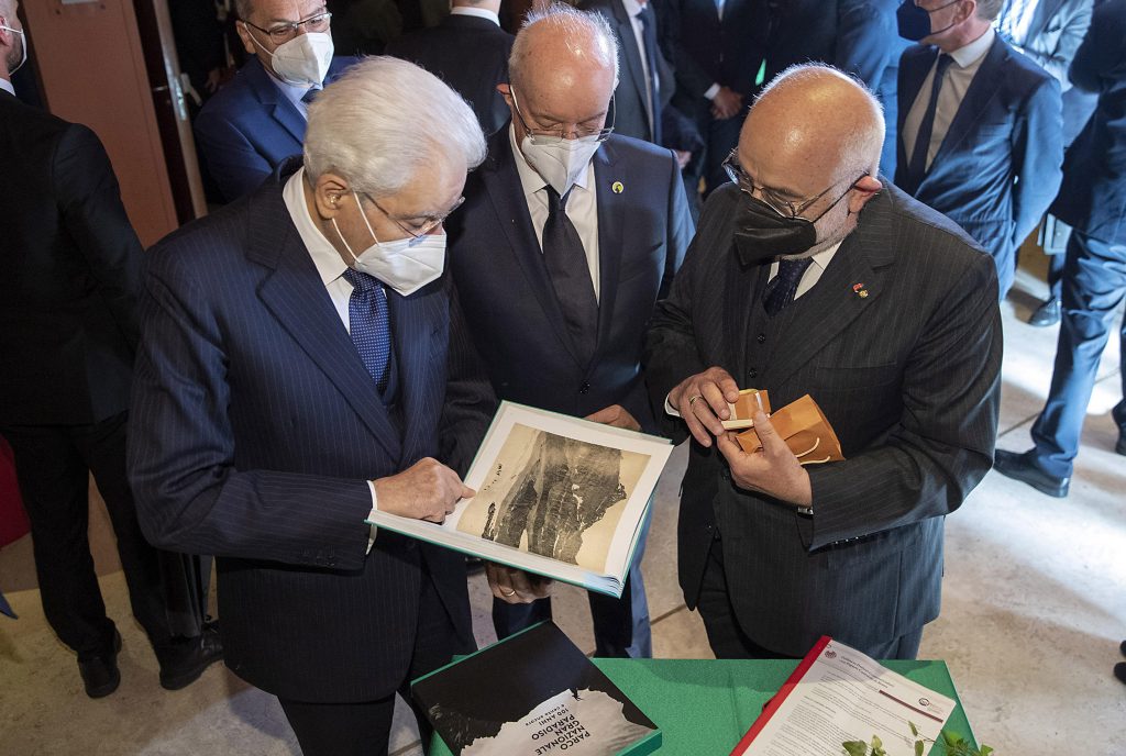 Il Presidente della Repubblica Sergio Mattarella al termine del convegno di apertura celebrativo del centenario del Parco Nazionale Gran Paradiso e del Parco Nazionale dAbruzzo, Lazio e Molise.
ANSA/ UFFICIO STAMPA QUIRINALE/ PAOLO GIANDOTTI +++ ANSA PROVIDES ACCESS TO THIS HANDOUT PHOTO TO BE USED SOLELY TO ILLUSTRATE NEWS REPORTING OR COMMENTARY ON THE FACTS OR EVENTS DEPICTED IN THIS IMAGE; NO ARCHIVING; NO LICENSING +++