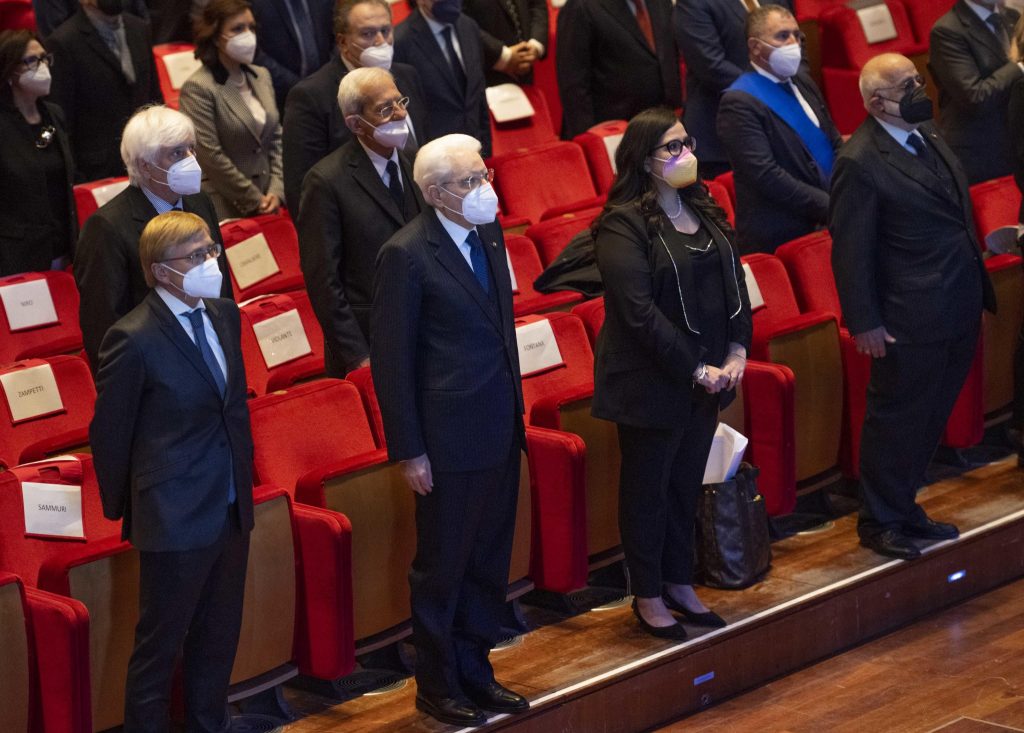 Il presidente della Federparchi, Giampiero Sammuri, il presidente della Repubblica, Sergio Mattarella, la sottosegretaria per la Transizione Ecologica, Ilaria Fontana ed il presidente del Parco Nazionale d'Abruzzo, Lazio, Molise, Giovanni Cannata, nel corso del convegno di apertura delle celebrazioni del centenario dei Parchi d'Abruzzo, Lazio, Molise e Gran Paradiso.     ANSA/MAURIZIO BRAMBATTI