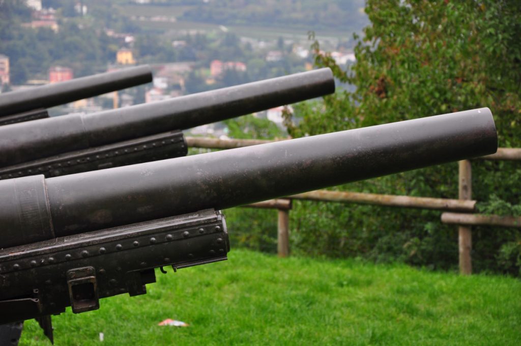 Doss Trento, cannoni ai piedi del mausoleo di Cesare Battisti