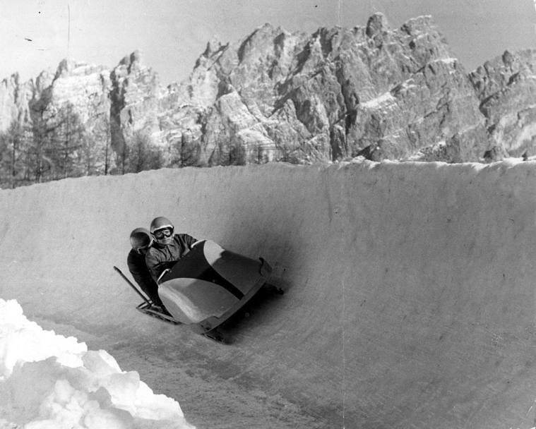La pista di bob di Cortina durante le Olimpiadi del 1956. Foto Wikimedia commons