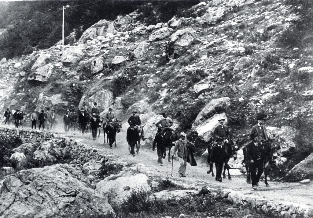 Il corteo reale su una strada di caccia nel 1898, con il futuro re Vittorio Emanuele III. Fu lui, nel 1922, a firmare il regio decreto di creazione del primo parco nazionale italiano. Foto archivio PNGP