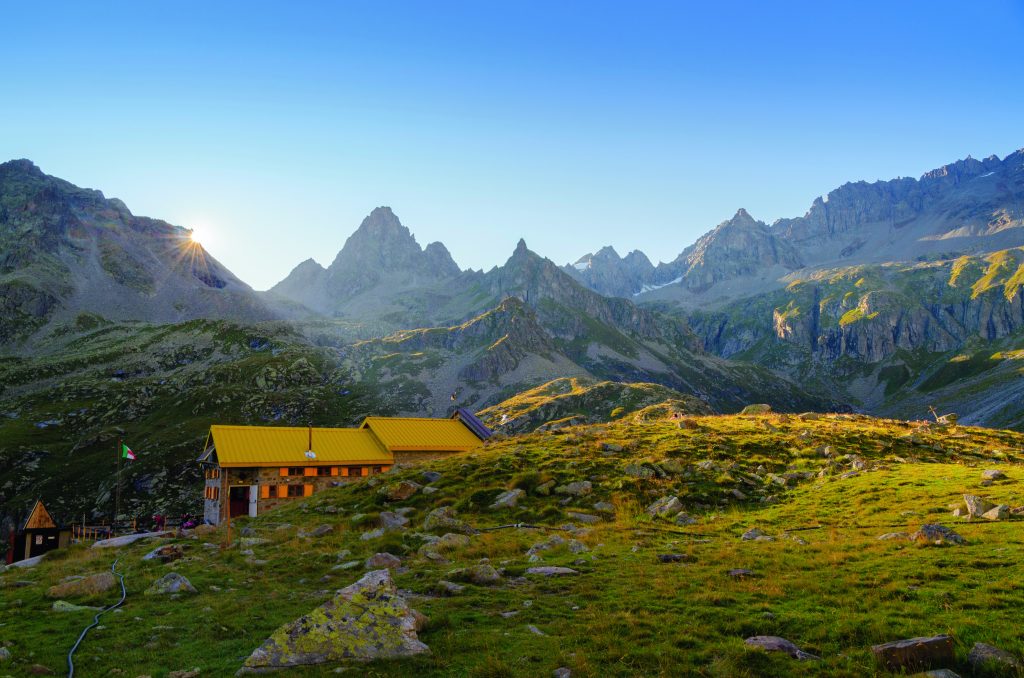 Il rifugio Pontese (2200 m), inconfondibile
per il tetto giallo e la bellissima vista sul lago sottostante. Foto di Francesco Sisti/ClickAlps
