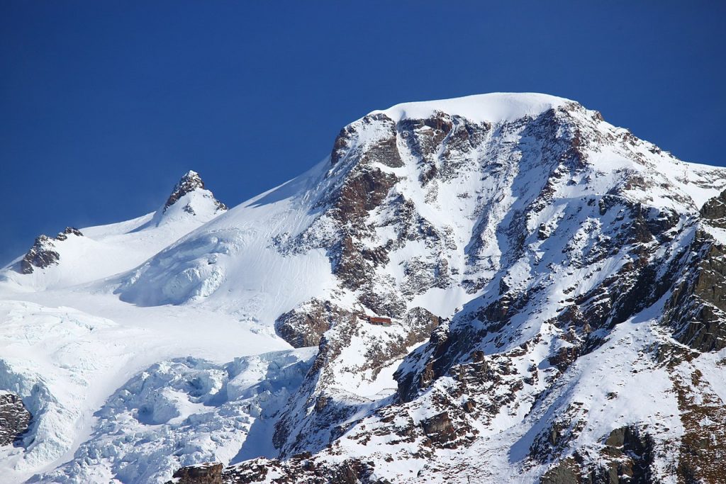 Ghiacciaio del Lys e Capanna Gnifetti - Foto Wikimedia Commons @Pier B.