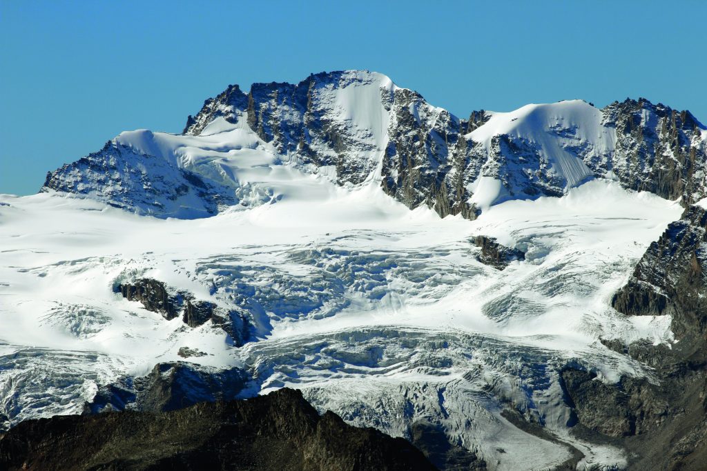 Gran e Piccolo Paradiso, dal versante orientale, con il Ghiacciaio della Tribolazione. Foto Andrea Greci