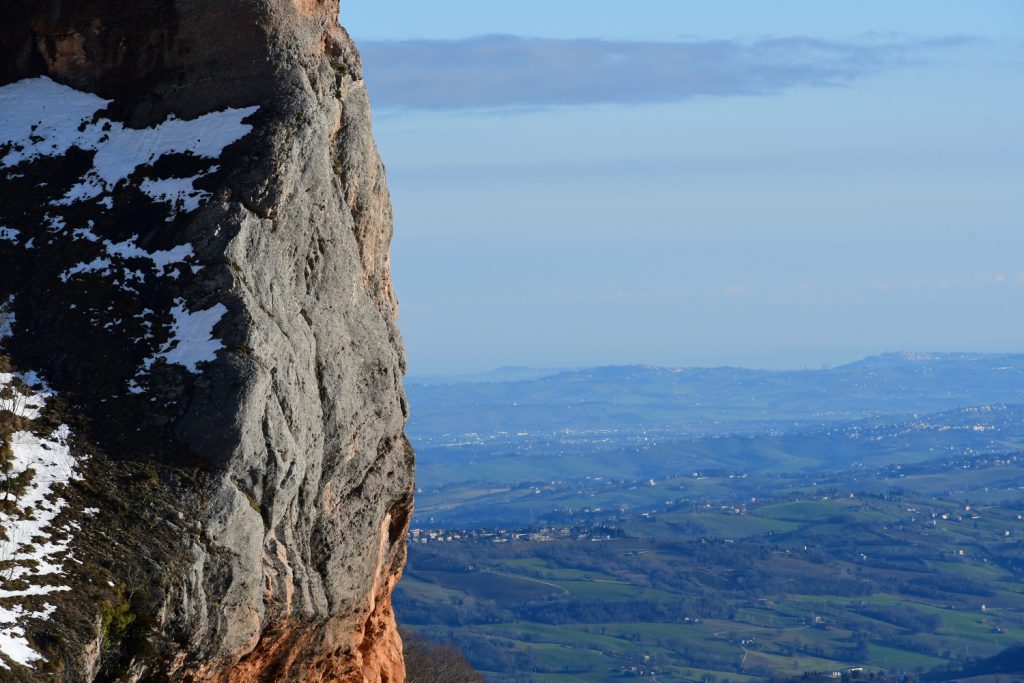 Le rocce del Pizzo di Meta e le colline delle Marche
