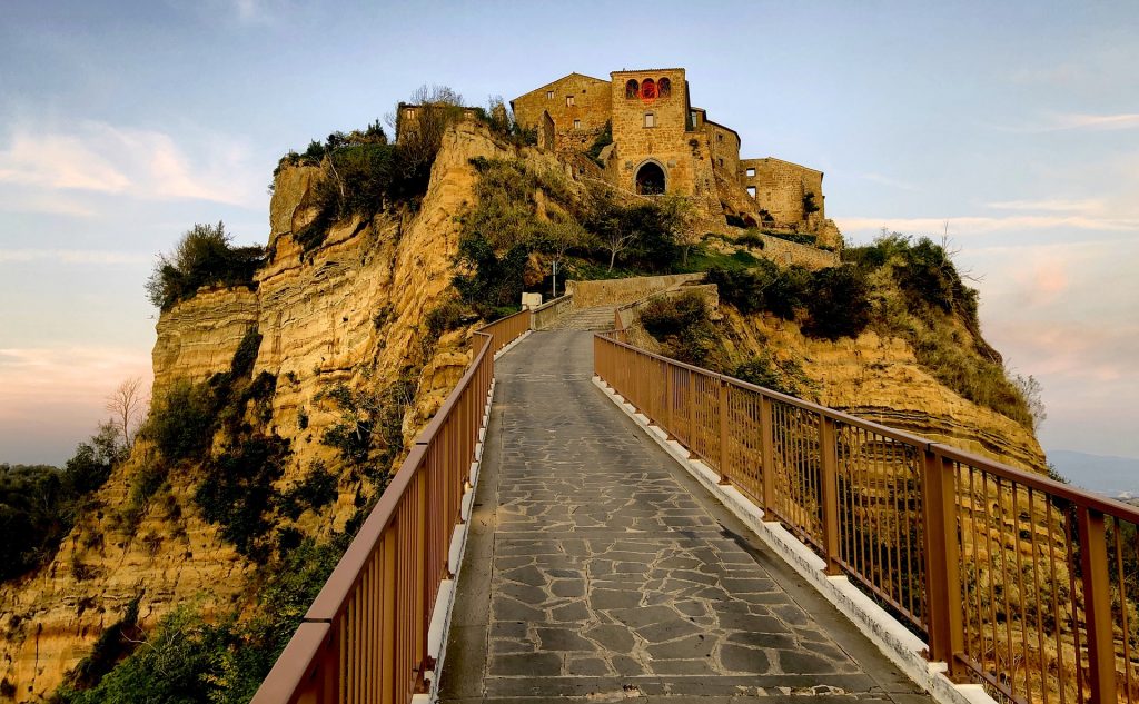 Civita di Bagnoregio - Foto Pixabay @Jorik_van_der_Schaaf