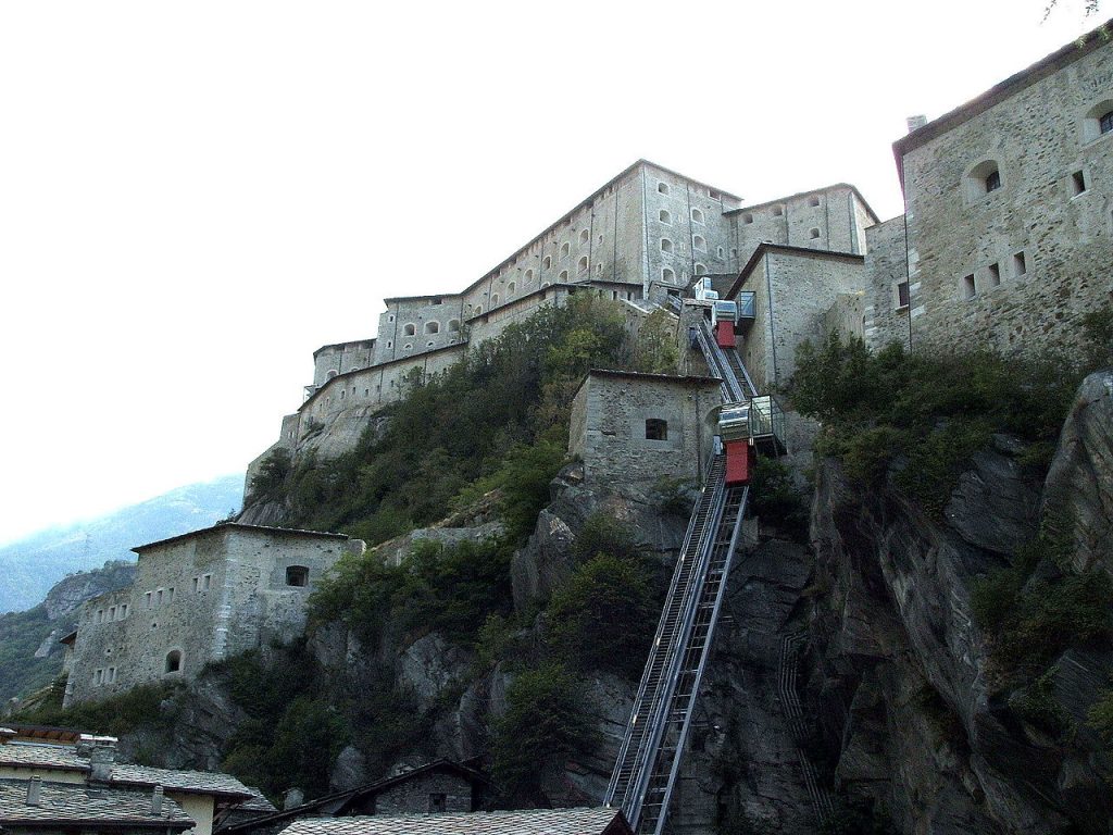 Ascesa al Museo delle Alpi, Forte di Bard - Foto Wikimedia Commons @Twice25