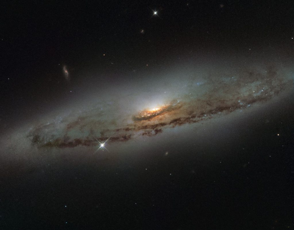La galassia NGC 4845 e al centro il suo supermassive black hole - Foto Wikimedia 
 Commons @ESA/Hubble & NASA and S. Smartt (Queen