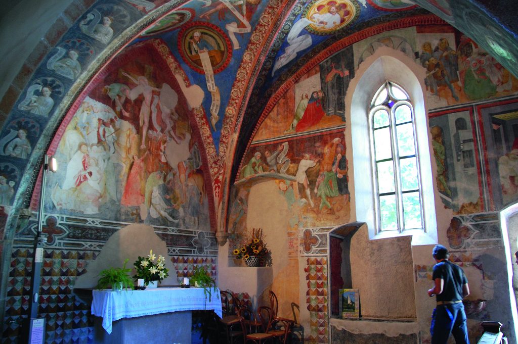 Nella chiesa di San Giacomo a Termeno. Foto di Rodolfo Valentini e Roberto Copello.