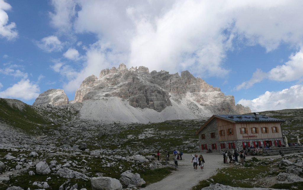 Rufugio Lavaredo e Monte Paterno - Foto Wikimedia Commons  @Llorenzi