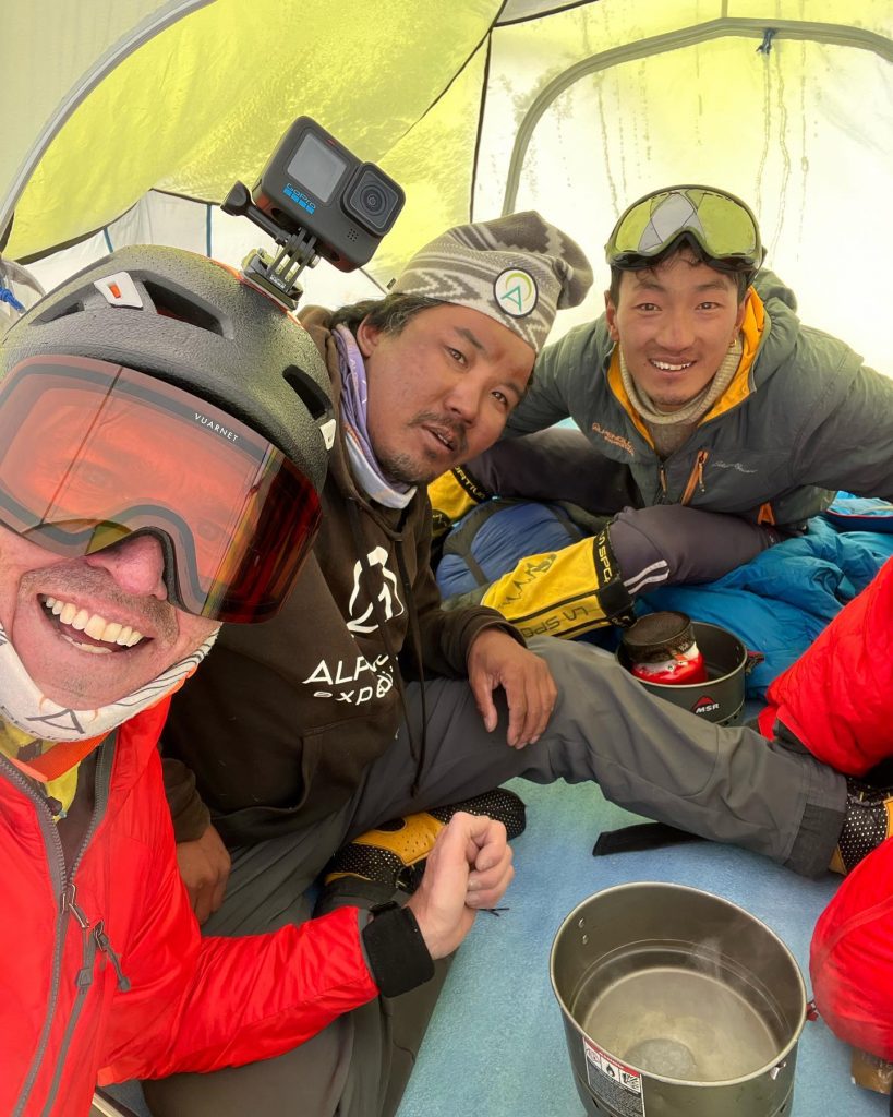 Fase salita Makalu. Adrian Ballinger, Dorji Sonam Sherpa e Pasang Sona Sherpa. Foto