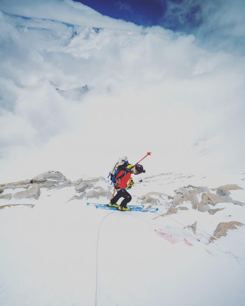 Fase discesa con gli sci Makalu. Foto Adrian Ballinger