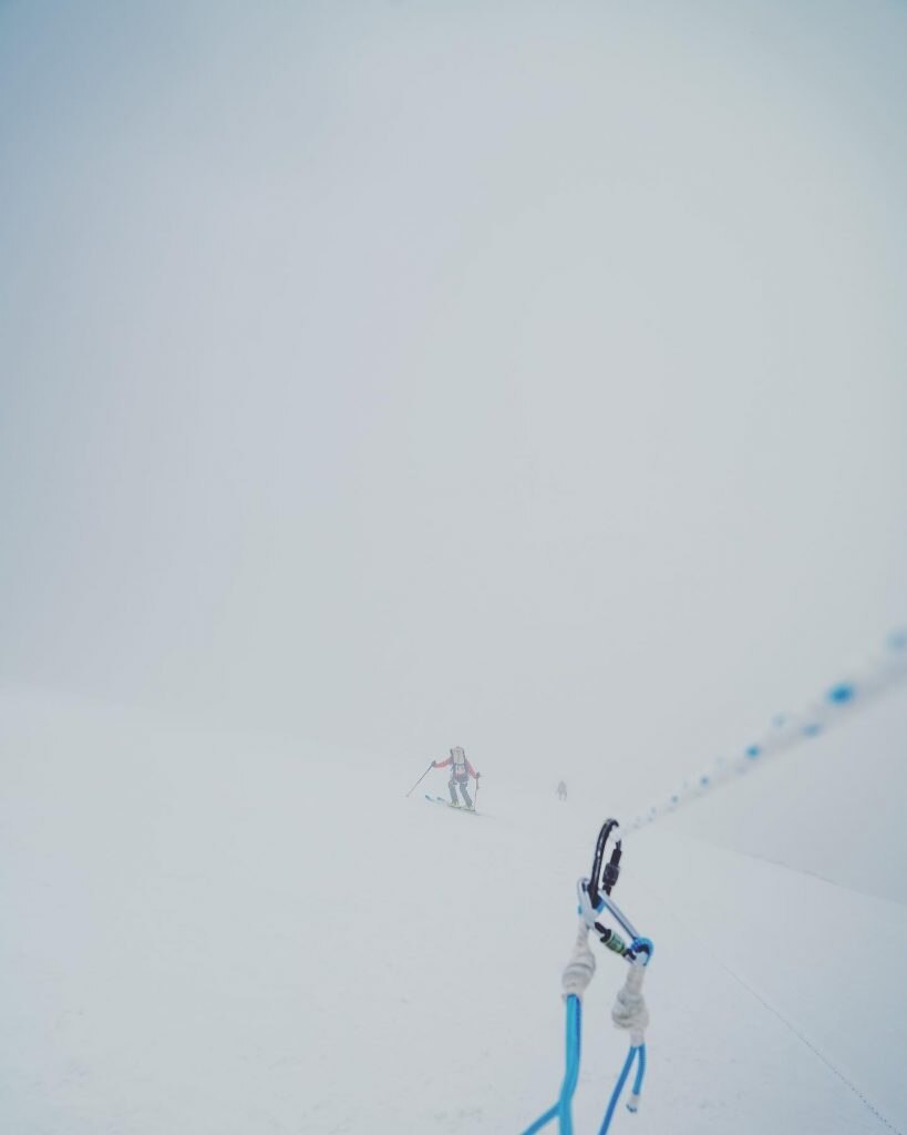 Fase discesa con gli sci Makalu. Foto Adrian Ballinger
