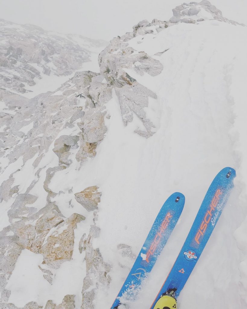 Fase discesa con gli sci Makalu. Foto Adrian Ballinger